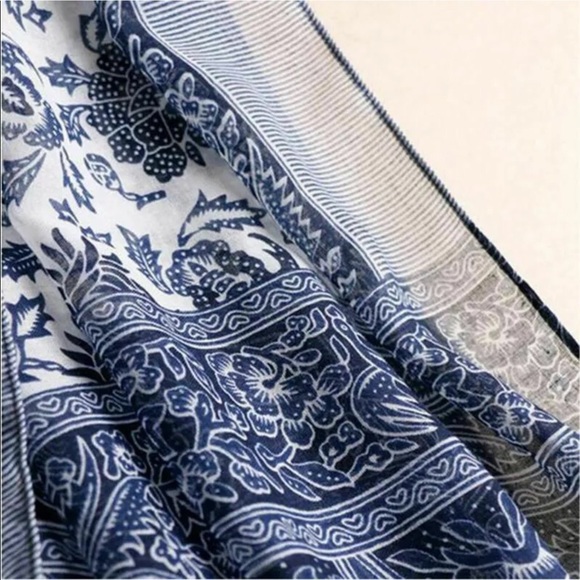 Beautiful blue and white scarf/shawl/headdress - Picture 4 of 8